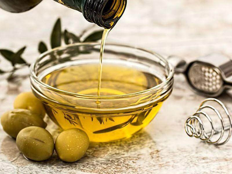 Omega 3 có trong dầu oliu giúp giảm thâm quầng mắt