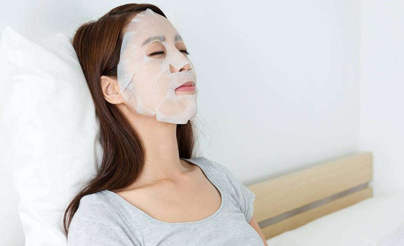 Sử dụng nước hoa hồng kết hợp với mặt nạ giấy nén
