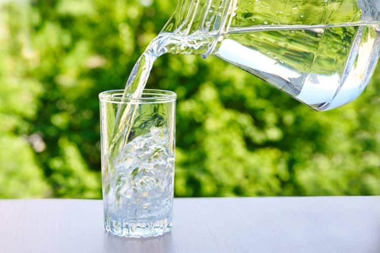 Uống đủ nước để duy trì độ ẩm cho da