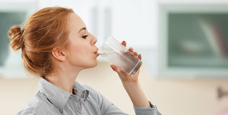 Uống nhiều nước giúp da lão hóa ngược